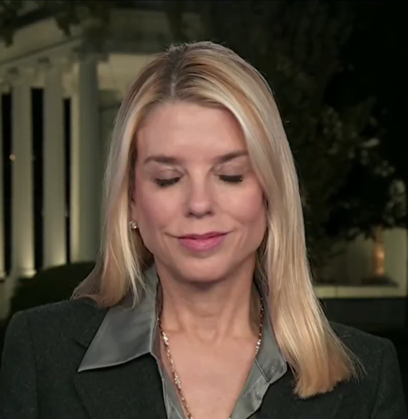 Imagen de Pam Bondi anuncia INVESTIGACIONES sobre el gobernador de Illinois JB Pritzker, Lori Lightfoot y otros por atacar a agentes de ICE. Si le estás diciendo a la gente que ARRESTE a nuestros oficiales ¡ESTÁS OBSTÁCULIZANDO! ¡Y serán acusados!"